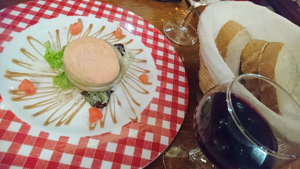 Bouchon i Lyon. Forrett, brød og rødvin i glass. Foto