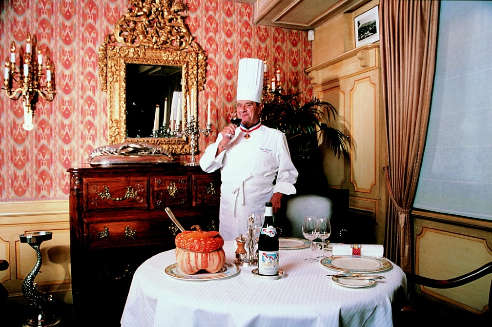 Paul Bocuse i sin restaurant L’Auberge du Pont de Collonges. Foto.